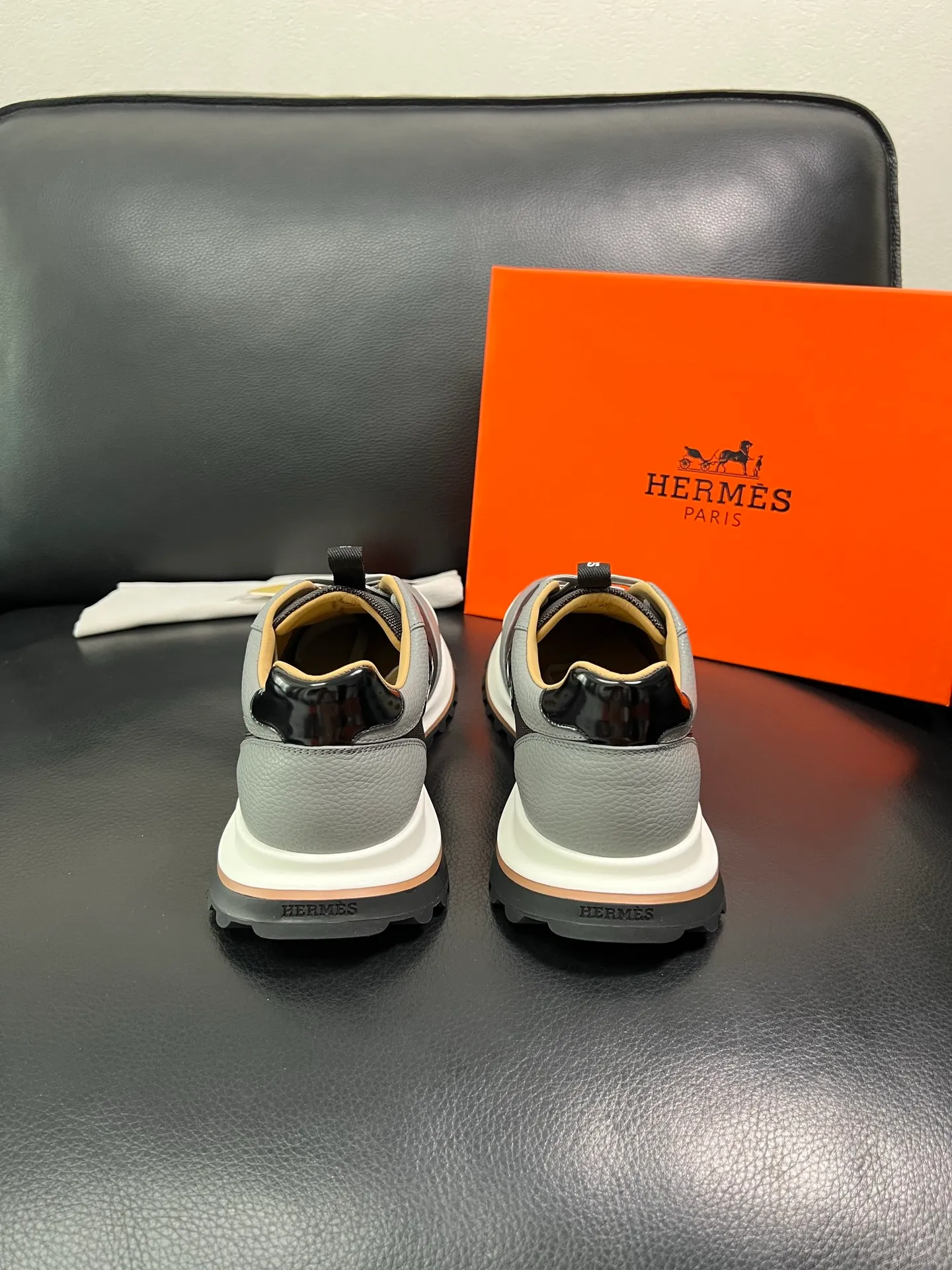 Men's shoes 💰800 Hermes top purchasing Hermes counters are on sale at the same time with original factory configuration, original cowhide imported from Italy and mesh fabric, high-quality splicing technology, fully imported water-dyed cowhide lining, soles: original soles specially provided by the original factory are super comfortable, the original factory follows the order and high quality, you can enter and exit the counter at will, you are welcome to compare and synchronize with the counter, code number 39-44 (customized 38 45) 85863